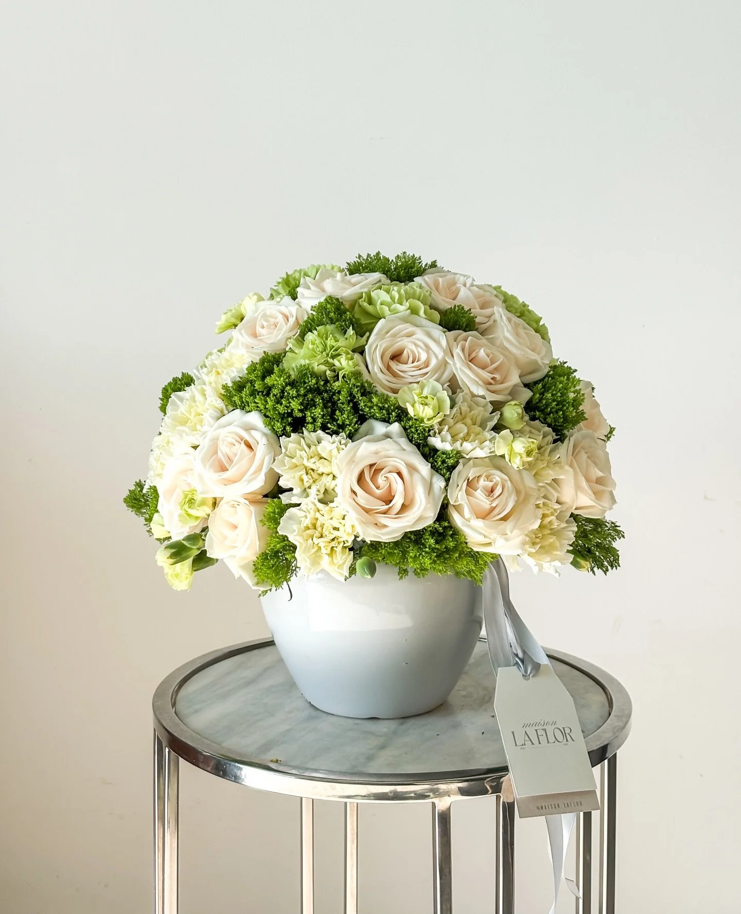 Un arreglo en tonos neutros que combina rosas y follajes frescos.

Un detalle cl&aacute;sico y vers&aacute;til para cualquier espacio.

Hecho por Maison La Flor.

#MaisonLaFlor #ArreglosFlorales #FloralDesign #FloresDeLujo #DetallesQueImpactan Elegan