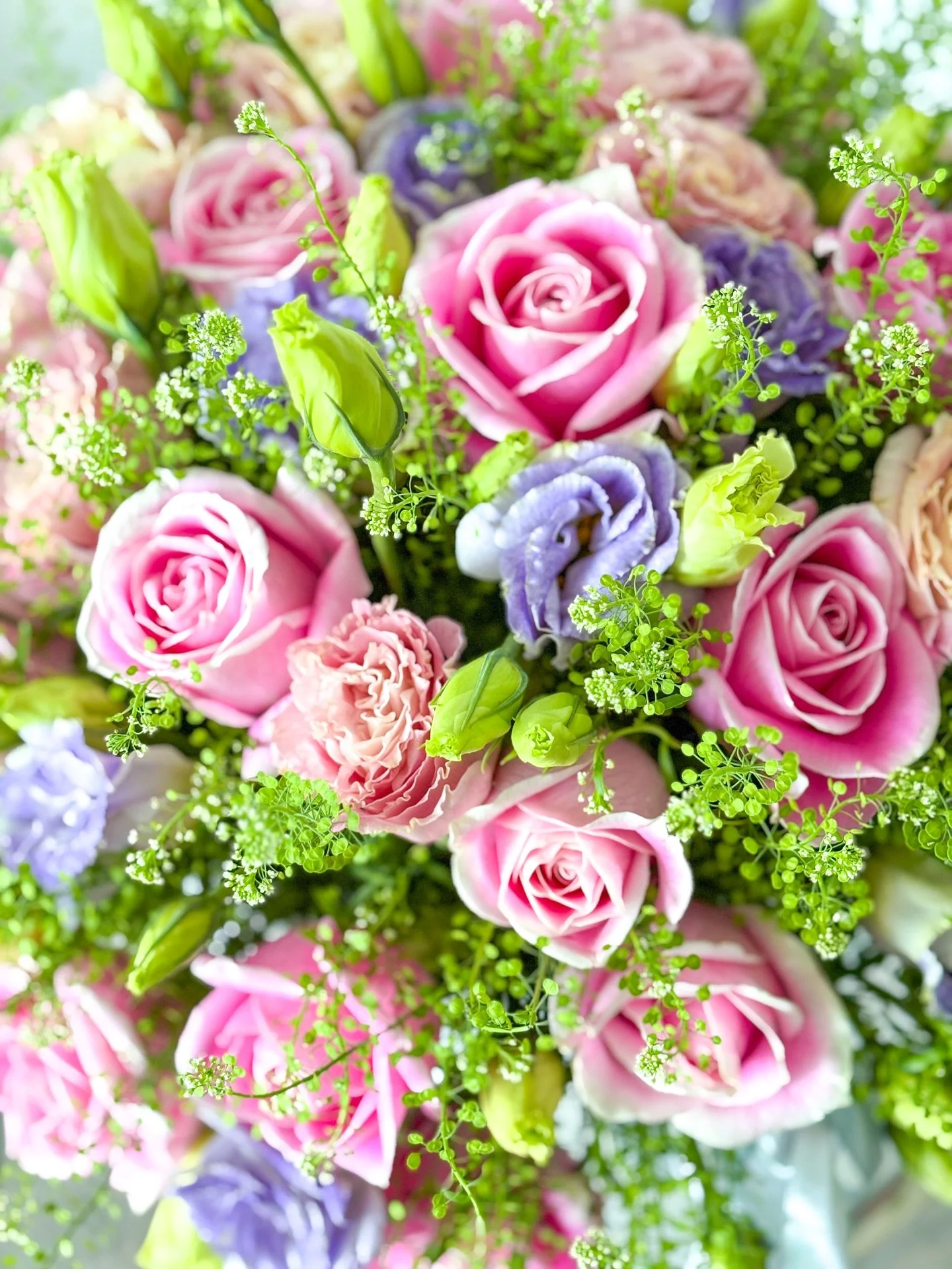 Rosas suaves, lisianthus en lavanda y destellos verdes que llenan la vista de frescura y encanto. Un bouquet nacido para enamorar. 

#MaisonLaFlor #LuxuryBlooms #FloralPoetry #PinkRoses #LisianthusLove ChicFlowers ArteFloral DetallesQueEnamoran Elega