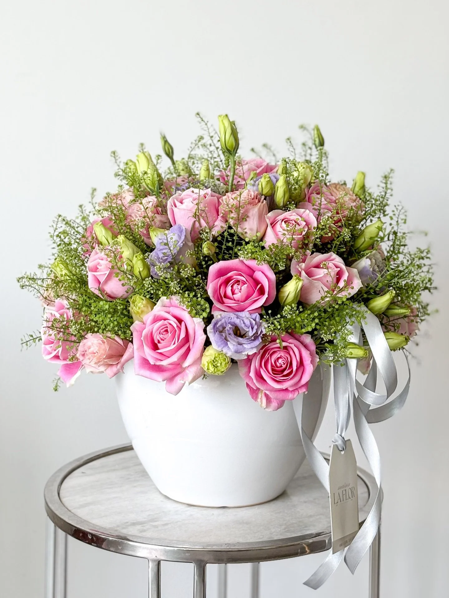 Una mezcla de rosas y lisianthus en tonos suaves, frescura que se respira y un detalle que ilumina cualquier espacio con naturalidad.

#MaisonLaFlor #FloralPoise #SoftBloom #EleganciaSutil #ArteEnFlores DetallesQueElevan