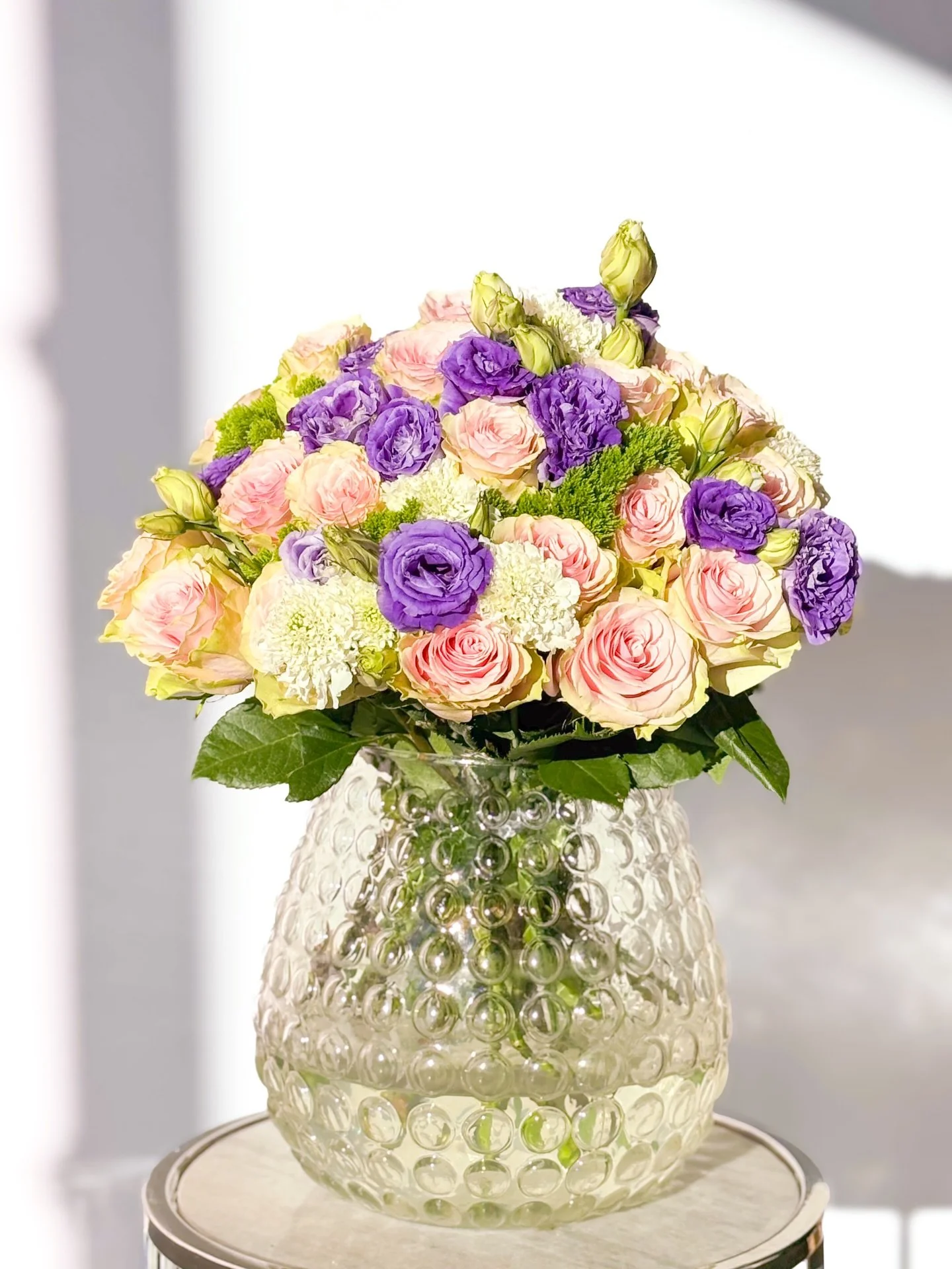 Un bouquet que celebra la armon&iacute;a entre tonos pastel, texturas delicadas y una luz natural que lo envuelve todo. Cada rosa y lisianthus dialogan en equilibrio, creando una pieza que eleva cualquier espacio con sutileza, frescura y elegancia se