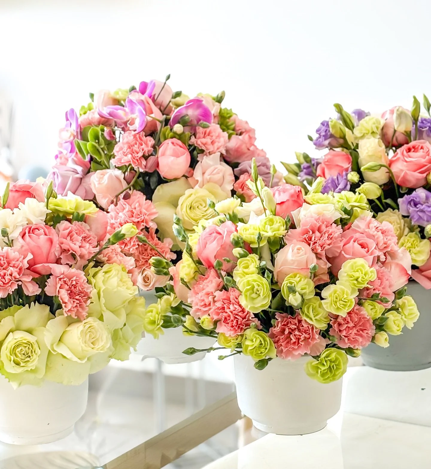 Una composici&oacute;n que abraza la primavera con rosas blush, claveles coral y acentos verdes que iluminan cada rinc&oacute;n. Delicada pero llena de car&aacute;cter, perfecta para transformar cualquier espacio en un statement floral elegante y fre
