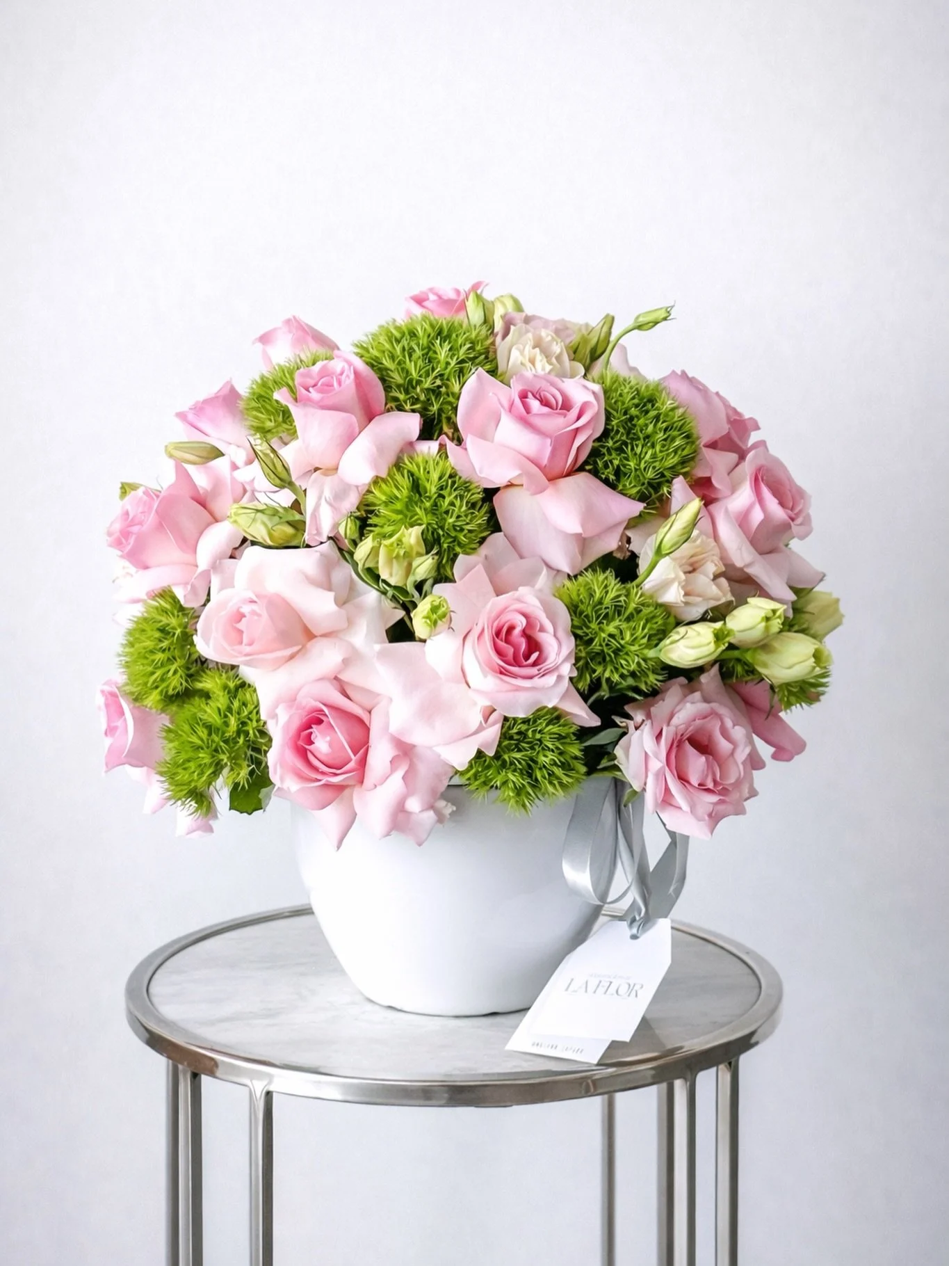 Rosas suaves y verdes vibrantes que crean una armon&iacute;a fresca, elegante y atemporal.

#MaisonLaFlor #FloralLuxury #BloomInStyle #ArteFloral