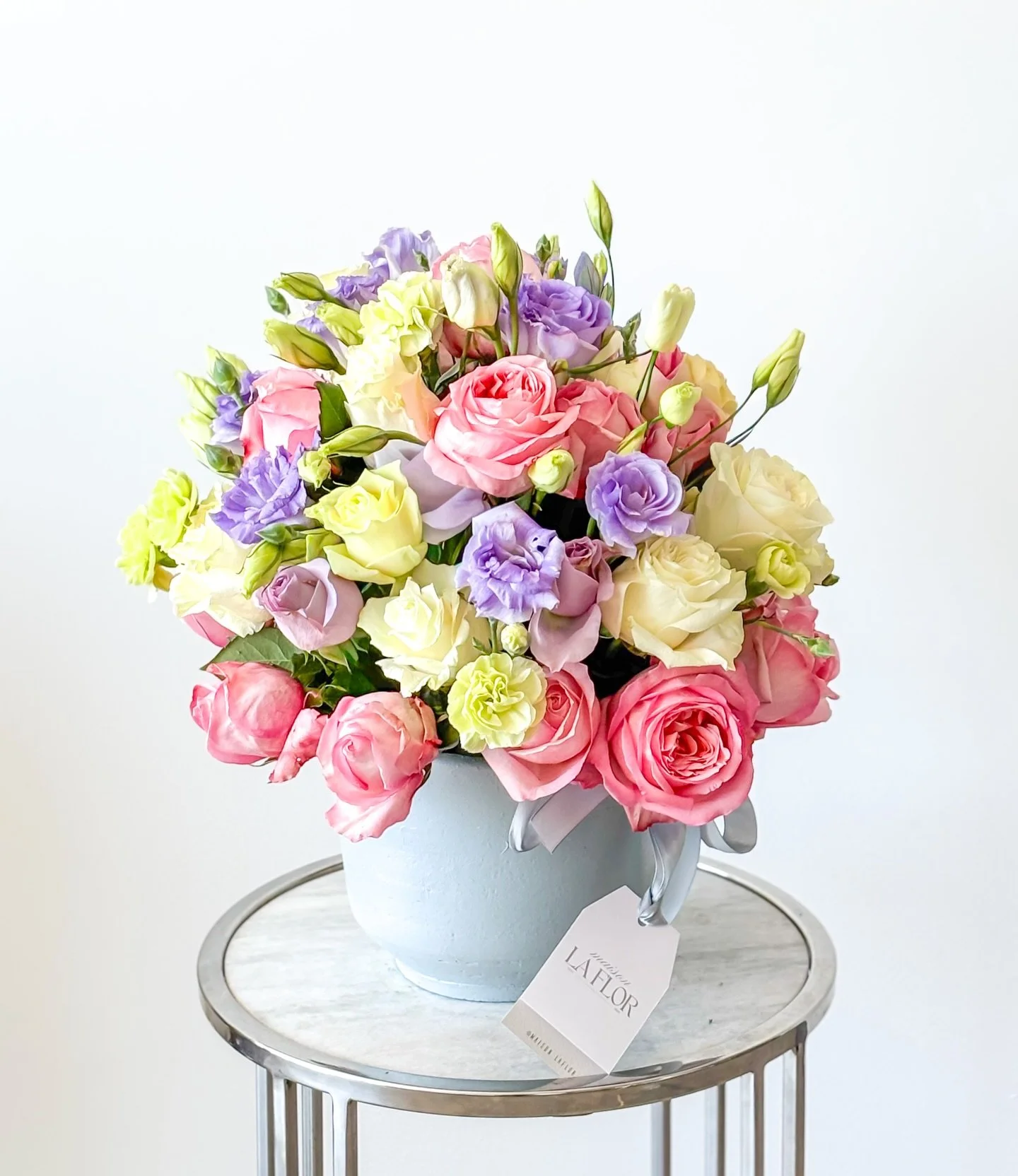 Rosas, lisianthus y matices suaves que se funden en una composici&oacute;n de elegancia natural y presencia sutil. Un arreglo que ilumina, equilibra y transforma cualquier espacio con delicadeza y estilo.

#MaisonLaFlor #LuxuryFlowers #PastelMood #Ar