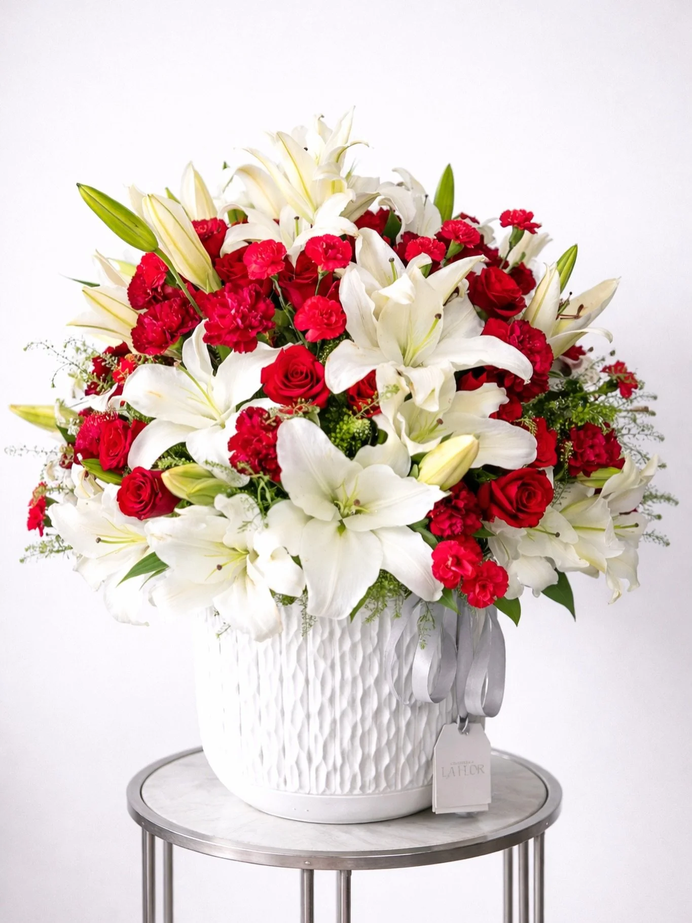 &ldquo;Te veo en el altar&rdquo; el mensaje que acompa&ntilde;a este dise&ntilde;o especial, creado para promesas que se hacen con el coraz&oacute;n y se sellan para toda la vida.

En Maison La Flor, cada ramo cuenta una historia&hellip; y algunas co