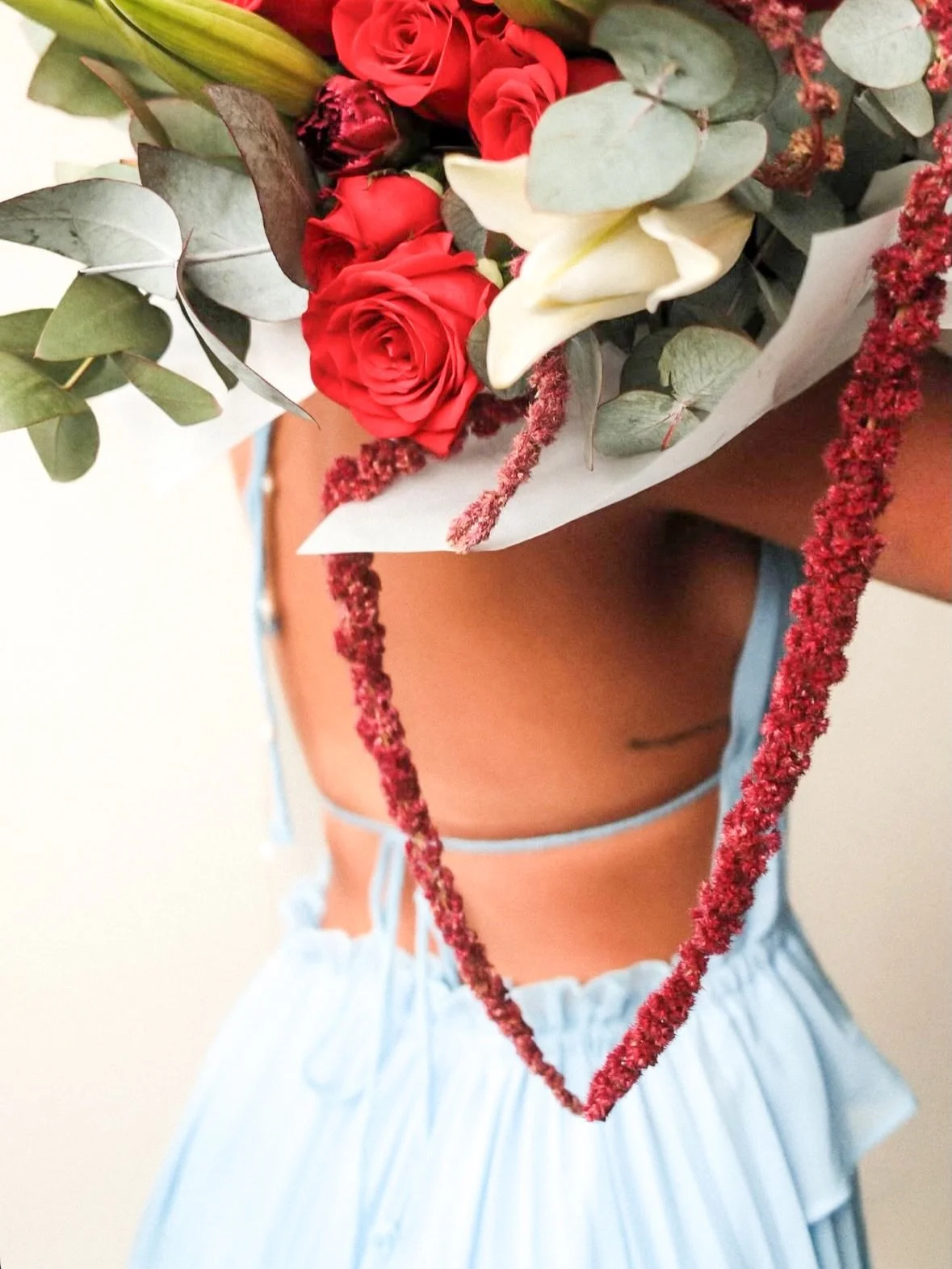 Where elegance blooms beyond words.
Un gesto que no necesita explicaci&oacute;n.

Rosas intensas, lirios en calma y una composici&oacute;n pensada para detener el tiempo&hellip;

📸 @nicolasmonteromartin 
🌹 @monicapachecos 

#MaisonLaFlor #FloralArt