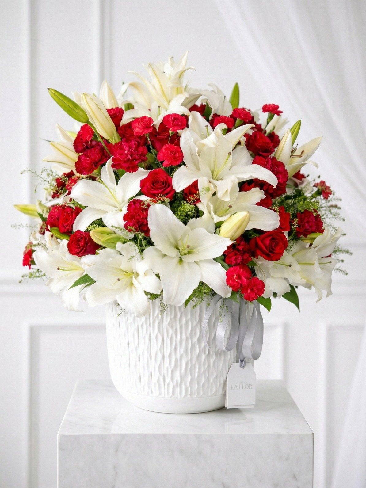 Dise&ntilde;ado para acompa&ntilde;ar uno de los d&iacute;as m&aacute;s importantes, donde cada detalle cuenta&hellip; y cada flor emociona.

@carloscl94 &amp; @ema_mejia 

📸 @josuemoranfoto 

#MaisonLaFlor #LuxuryFlorals #RamosDeNovia