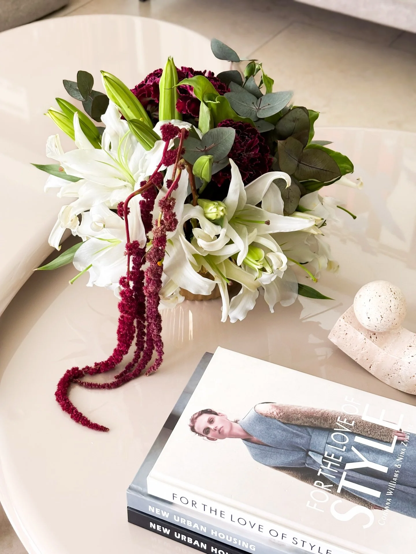 Still life, but make it intentional.
Lirios blancos en su punto m&aacute;s escult&oacute;rico, contrastados con acentos borgo&ntilde;a que caen con naturalidad.

Maison La Flor

#MaisonLaFlor #FloralDesign #EditorialLiving #LuxuryDetails #FloralArt