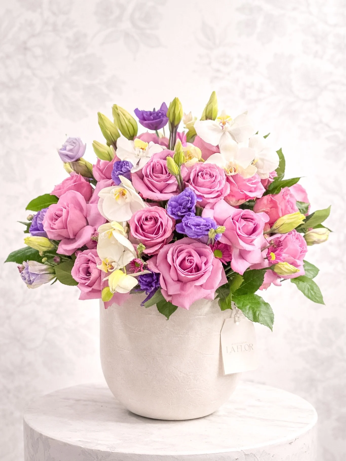 Rosas en tonos blush, orqu&iacute;deas et&eacute;reas y acentos violetas se unen en una composici&oacute;n pensada para transformar cualquier espacio en un momento.

#MaisonLaFlor #FloralDesign #LuxuryFlowers #BlushPalette #OrchidLovers