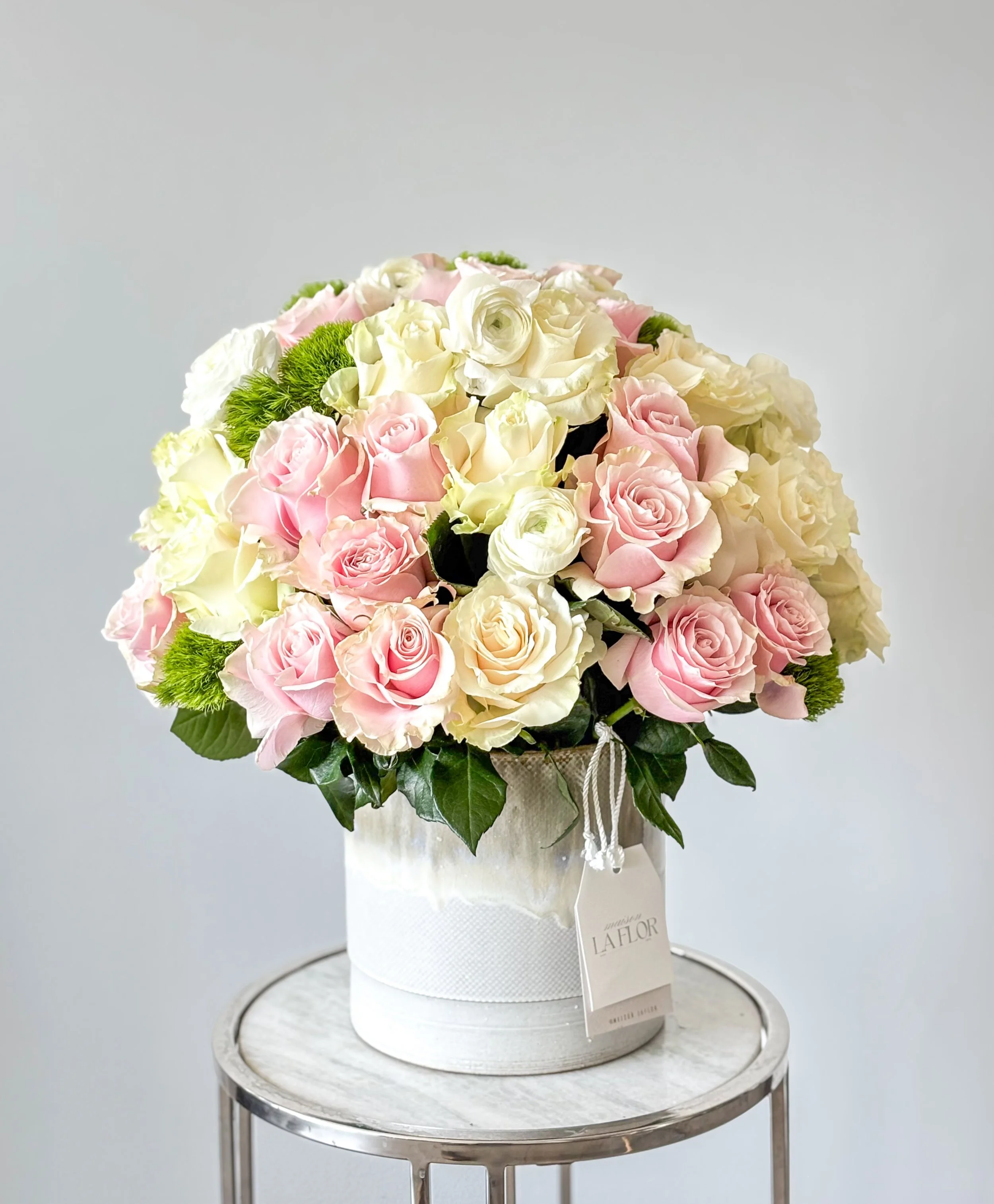 Perfecto para celebrar el amor, agradecer con estilo o simplemente transformar cualquier espacio en algo extraordinario.

#MaisonLaFlor #LuxuryFlowers #FloralDesign #RosesArrangement