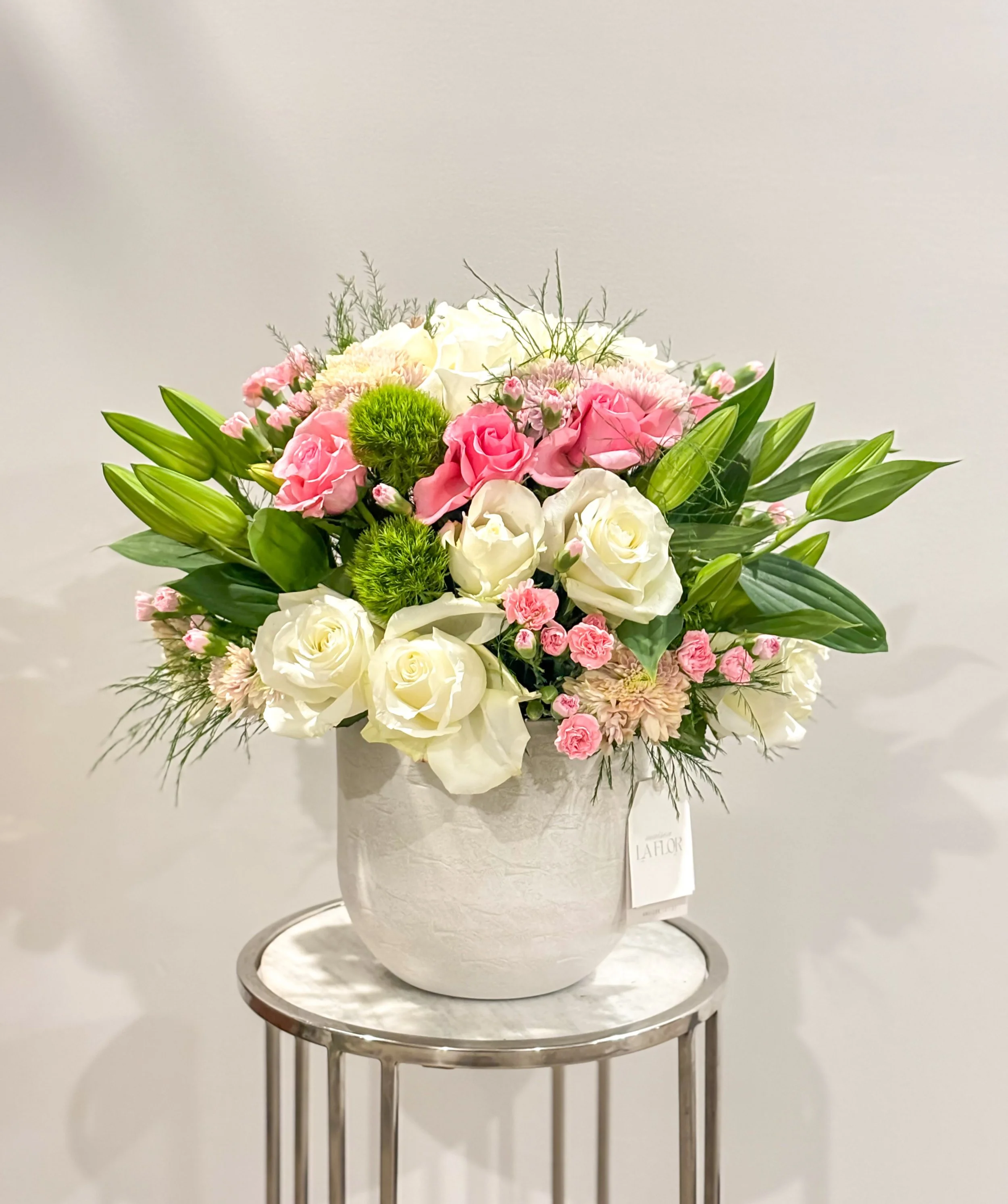 Flores que transforman cualquier espacio en un instante delicado y elegante.

#MaisonLaFlor #LuxuryFlowers #FloralDesign #FreshFlowers #BloomWithStyle