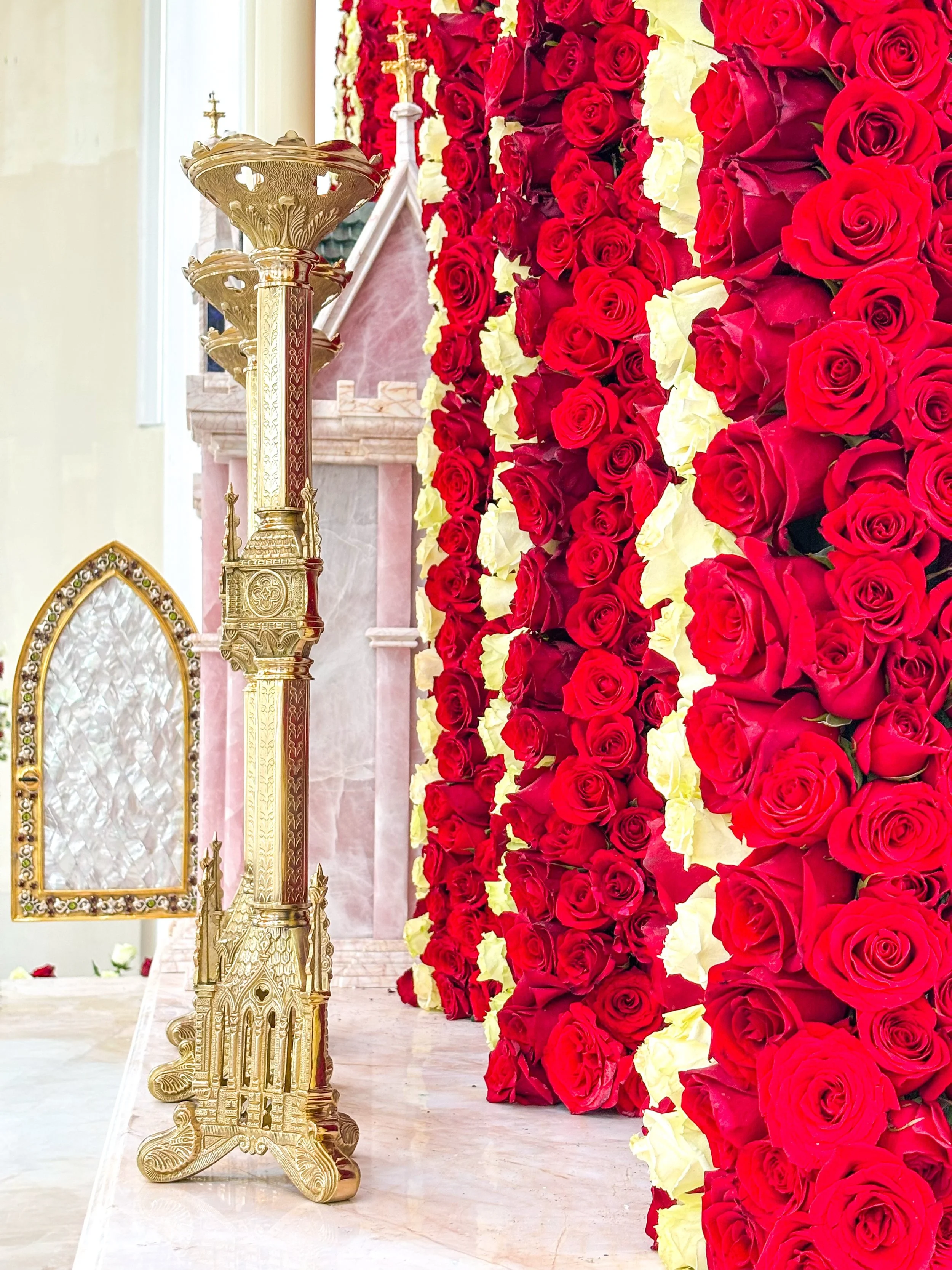 Un altar de rosas para honrar a Nuestra Se&ntilde;ora de F&aacute;tima, entre p&eacute;talos, fe y devoci&oacute;n. Cada flor colocada como una ofrenda de amor, creando un espacio sagrado donde la belleza tambi&eacute;n puede ser espiritual.

#Maison
