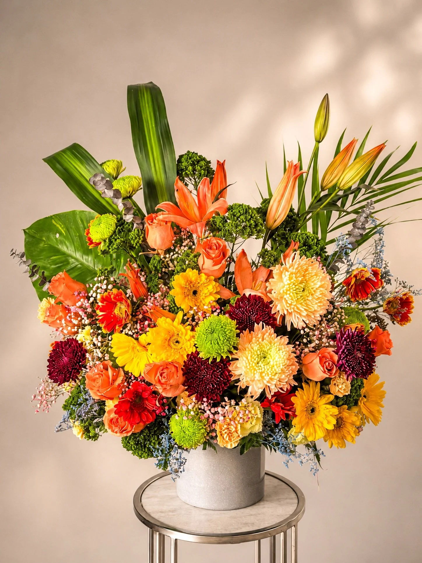 Full color, full bloom, full statement.
Una explosi&oacute;n de tonos vibrantes, texturas y movimiento que transforma las flores en arte vivo. Desde los naranjas intensos hasta los verdes el&eacute;ctricos y acentos borgo&ntilde;a, este dise&ntilde;o
