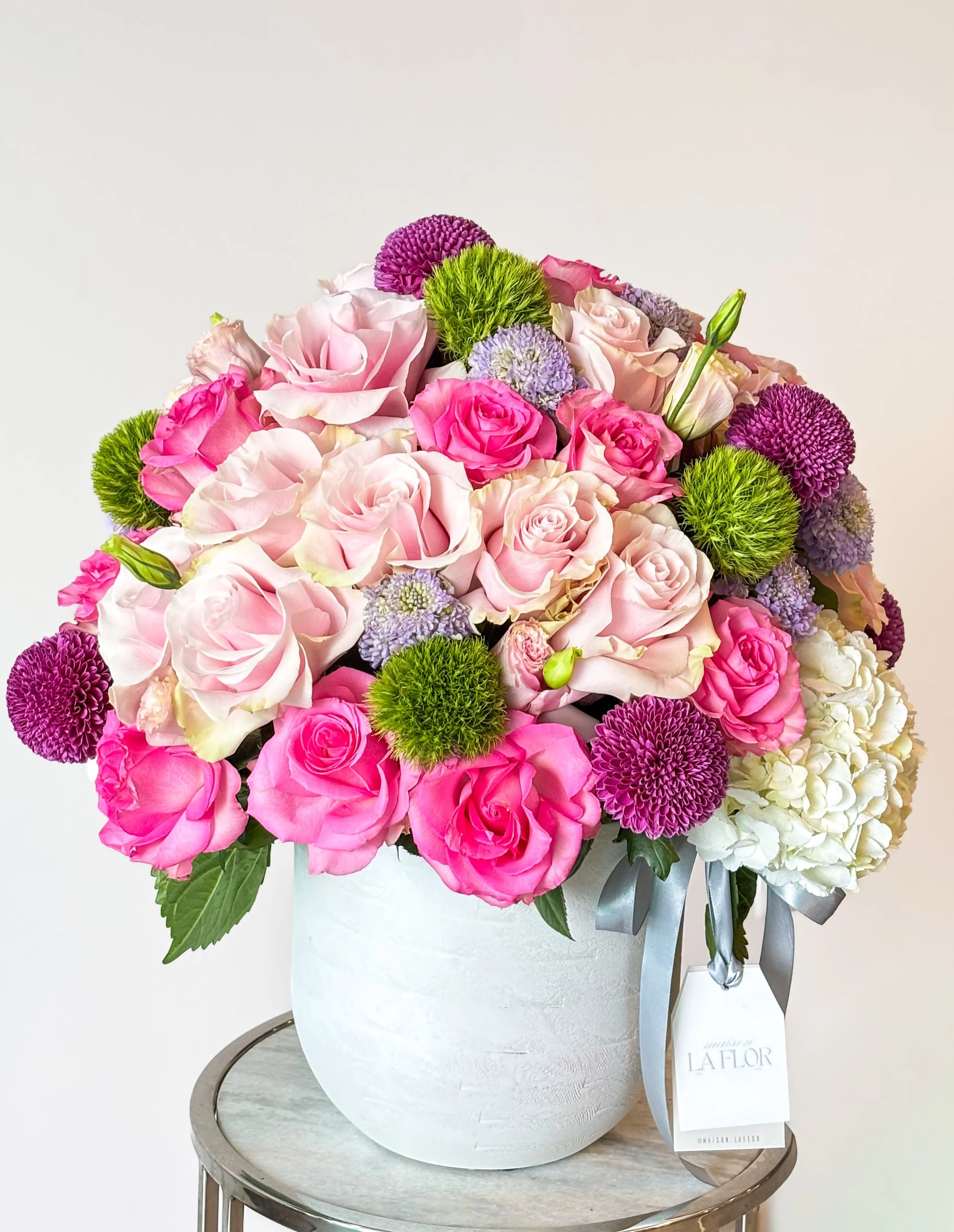Una composici&oacute;n que celebra la delicadeza en cada detalle: rosas en tonos blush y fucsia, texturas vibrantes y una armon&iacute;a floral dise&ntilde;ada para llenar cualquier espacio de luz, elegancia y alegr&iacute;a. 

#MaisonLaFlor #FloralD