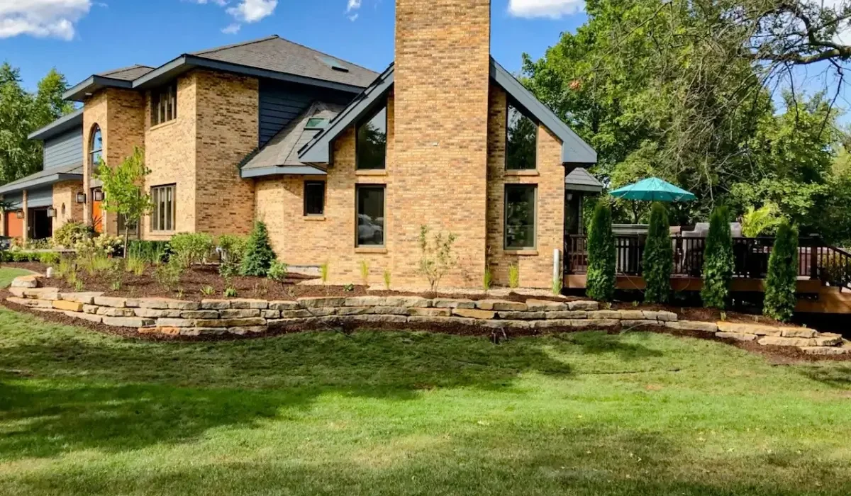 Retaining Walls That Work: Combining Function and Beauty in Sloped Landscapes