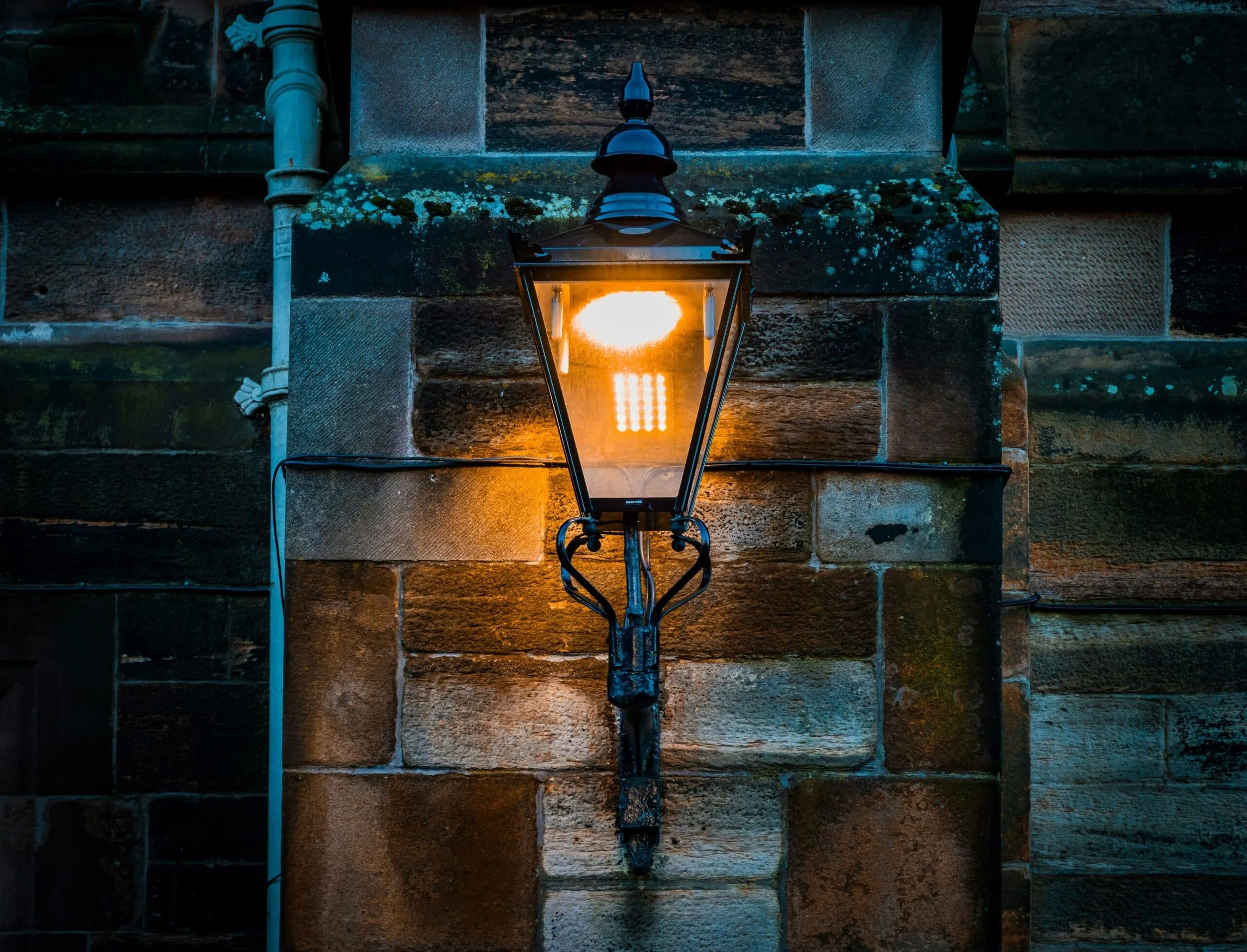 Charming-Outdoor-Lighting-Designs-for-Garden-Ambiance-scaled.jpg