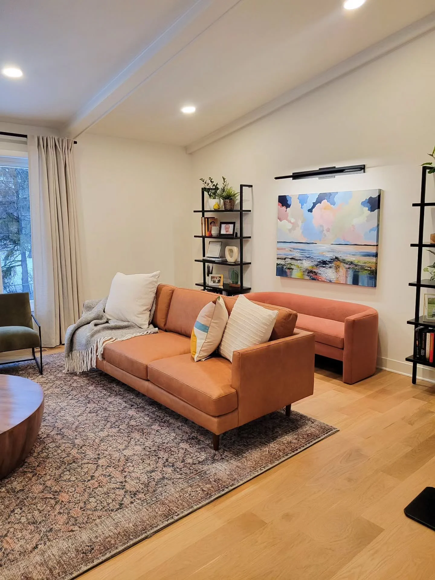 A cozy corner designed while I was at @quartersawndesignbuild ✨ This space blends layered textures, warm tones, and curated art to feel inviting and modern.
#InteriorDesign #HomeInspiration #CollectedInteriors #CozyModern #TwinCitiesHomes #Minnesota