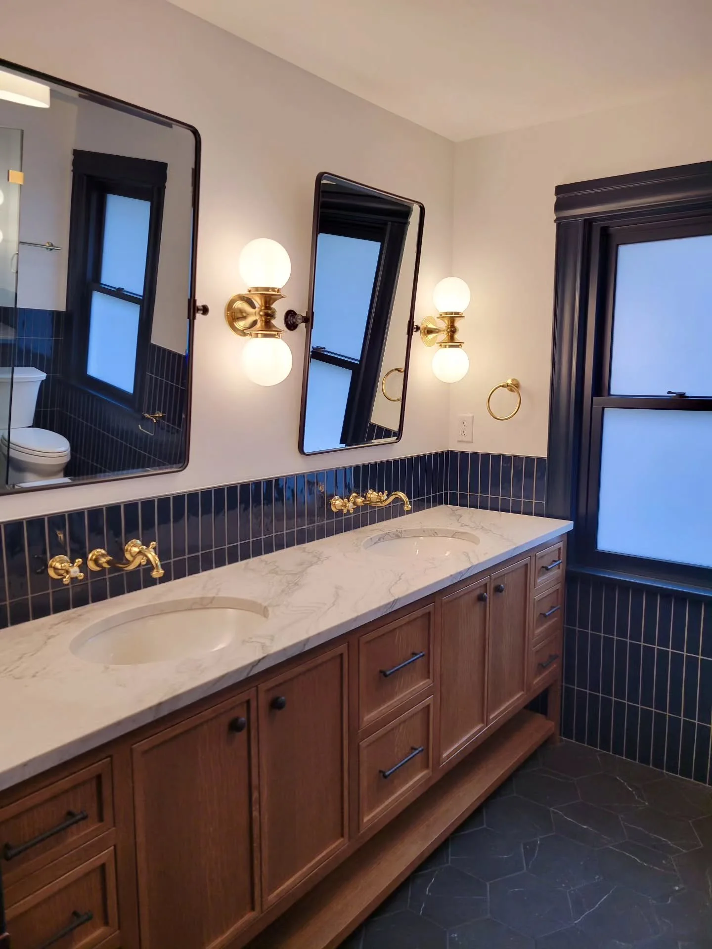 Timeless details come together in this double vanity ✨️ Warm wood, marble, brass, and deep navy tile create a layered, modern meets classic look.
This project was designed and completed while I was at @quartersawndesignbuild and their amazing team p
