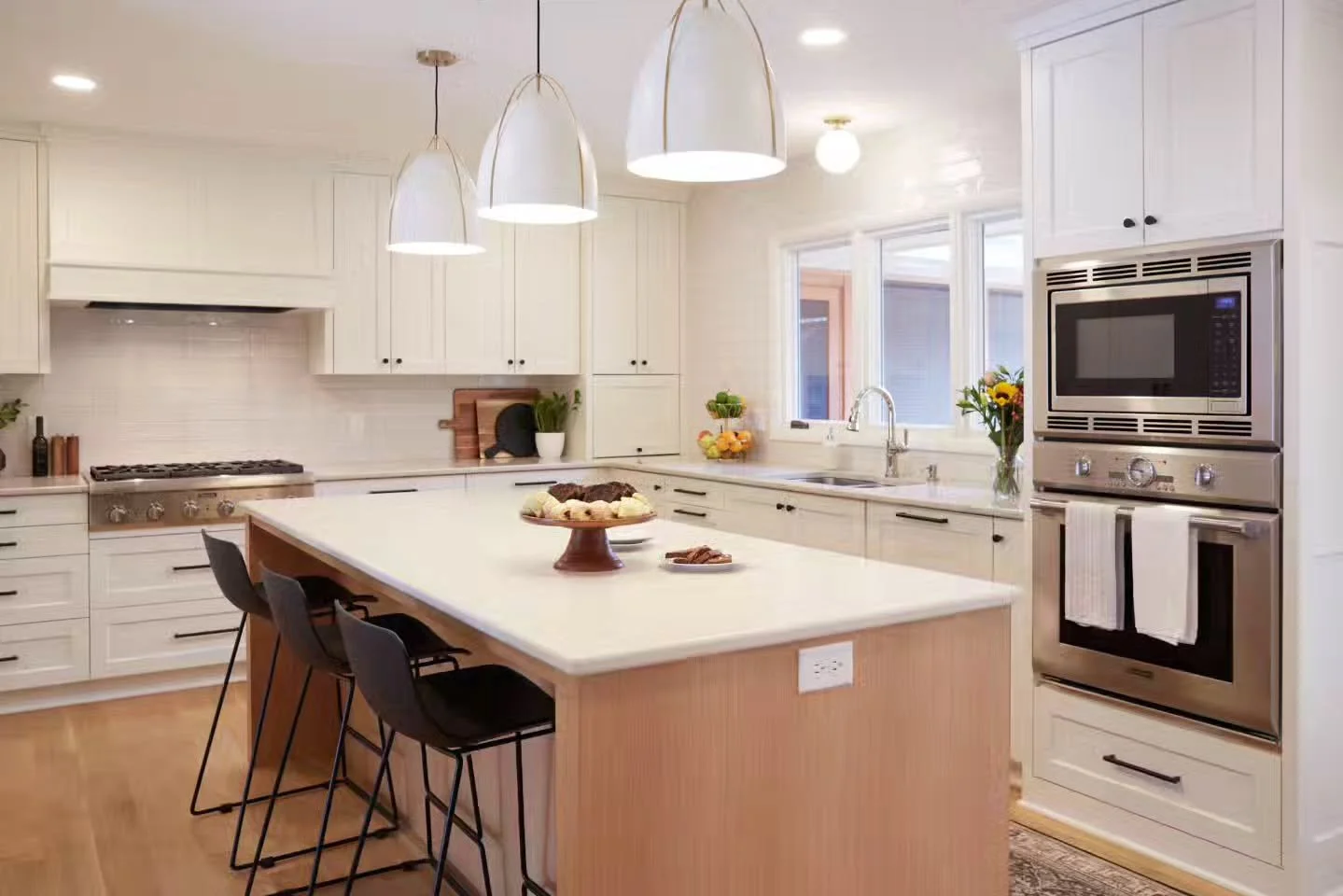 ✨ A kitchen designed for gathering, baking, and making memories.
This kitchen was designed and built while I was at @quartersawndesignbuild ❤️
#InteriorDesign #HomeInspiration #KitchenGoals #ModernInteriors #TimelessDesign #StudioJInteriors #EdinaM