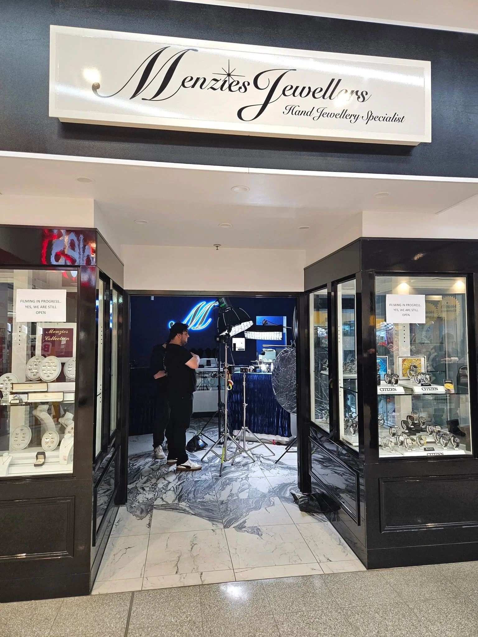 LIGHTS, CAMERA, ACTION!! 🎬
Behind the scenes at Menzies 📸

 #menziesjewellers #manufacturingjeweller #stagnesshoppingcentre #shoplocal #behindthescenes #menziesmoviemagic