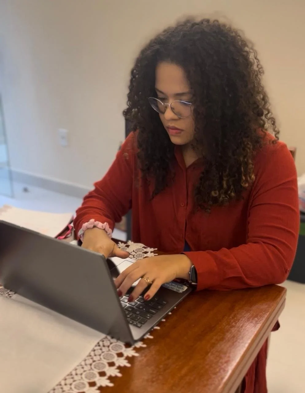Foto da fundadora, Livia, mexendo no computador
