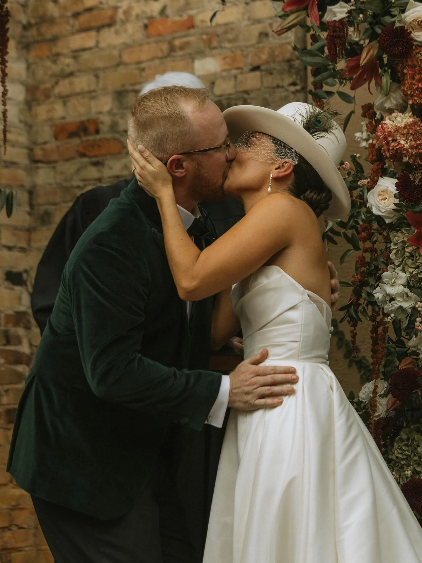 They came, they vowed, they danced 💫Photographer: @jenniferrudolphphotography 
DJ: @texasprodj 
Floral: @bouquetsofaustintx 
Beauty: @lolabeautyatx 
Venue: @justinessecrethouse