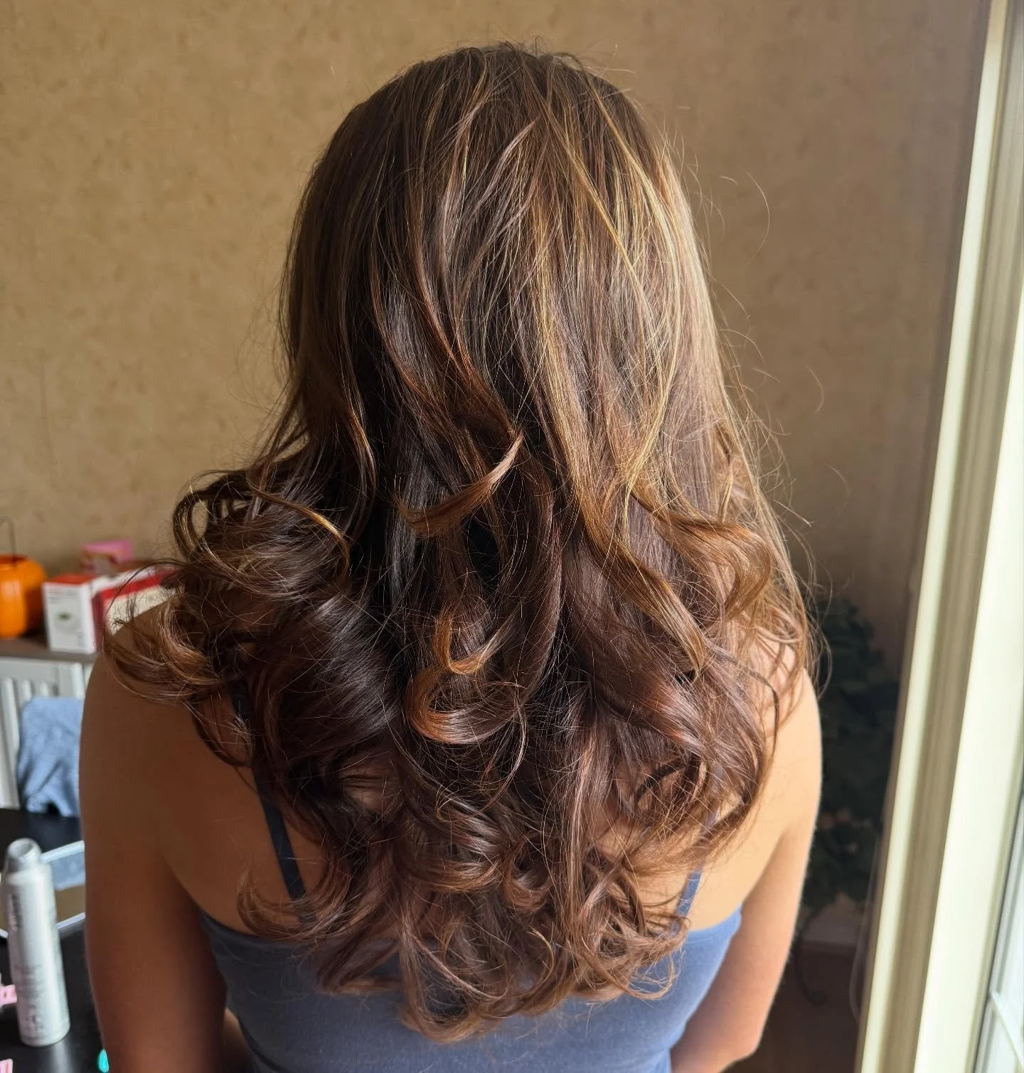 did my gorgeous cousin&rsquo;s hair for senior prom!! big bouncy blowout with a little curl :)
used:
@kenraprofessional styling products
@amika @amikapro styling products
@bioionic 1.5&rdquo; curling iron

#prom #promhair #bouncyblowout #blowout #hai