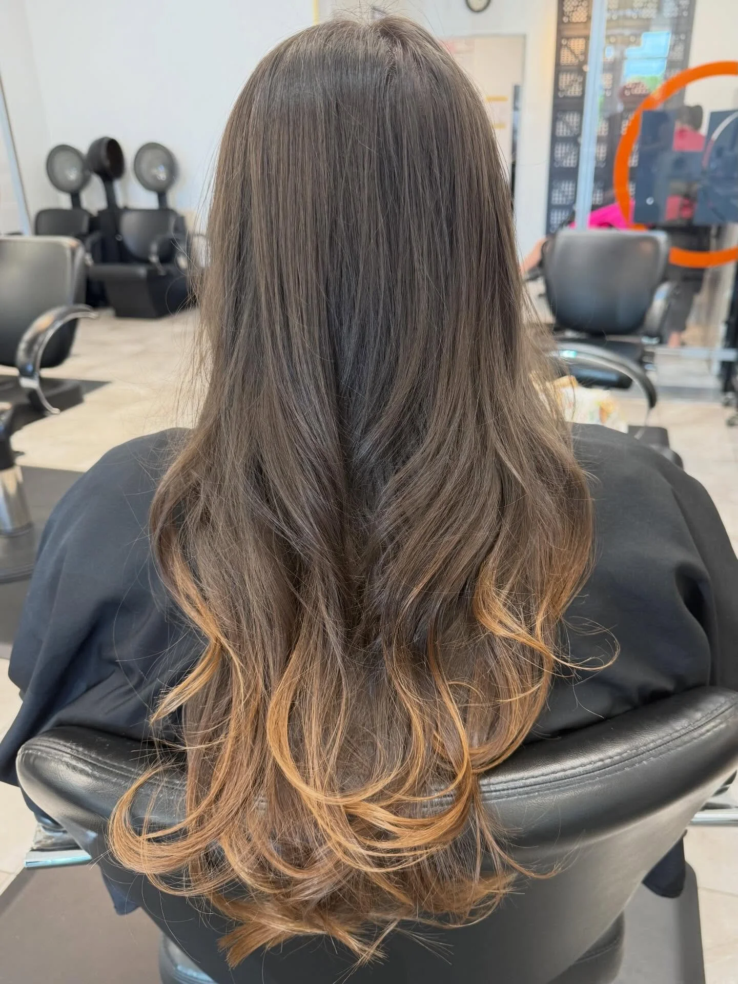 did the prettiest trim, blowout, and curl today on my client!
prep:
@amikapro @amika the wizard detangling primer, frizz-me-not anti frizz spray, plus size perfect body mousse
@redken @redkenpro quick blowout spray
set:
@babylissprousa 1.25 inch long