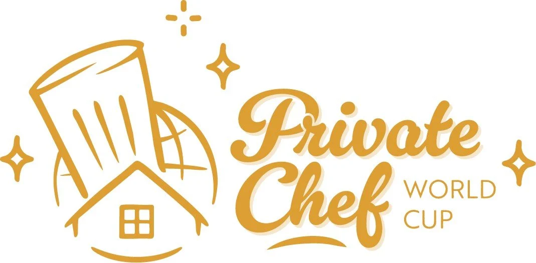 Logo du concours Private Chef World Cup avec un bonnet de chef, une maison et des étoiles en doré.