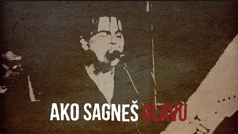A pixelated black and white image of a man with singing, with the text 'Ako Sagneš Glavu' in white and red letters.