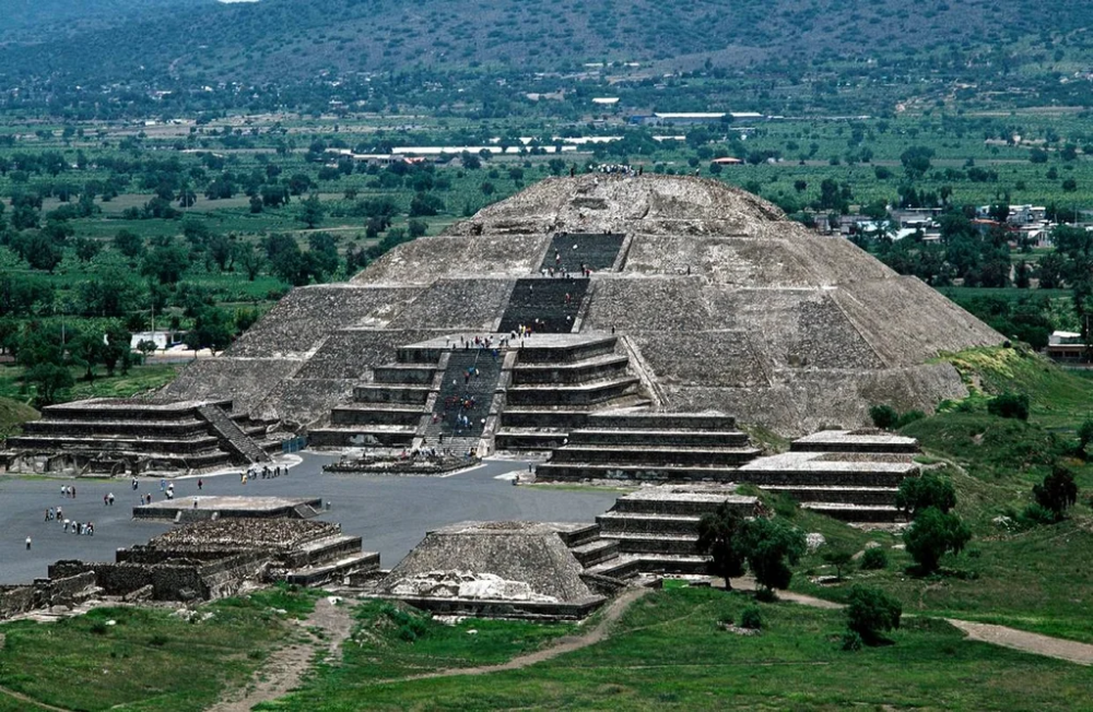 VIP Transportmex - visit Teotihuacán, Xochimilco's canals, bohemian neighborhoods of Mexico City