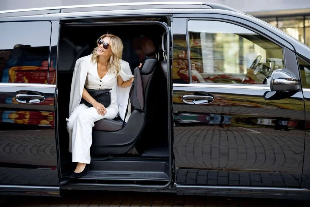 London Heathrow Transfers - private chauffeur for hire, luxury airport transfers, and chauffeur-driven Mercedes services
