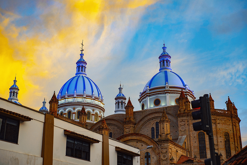 Rey Van Tours,  Busetas Cuenca - Ecuador