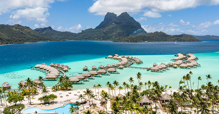 discover Bora Bora and its majestic lagoon