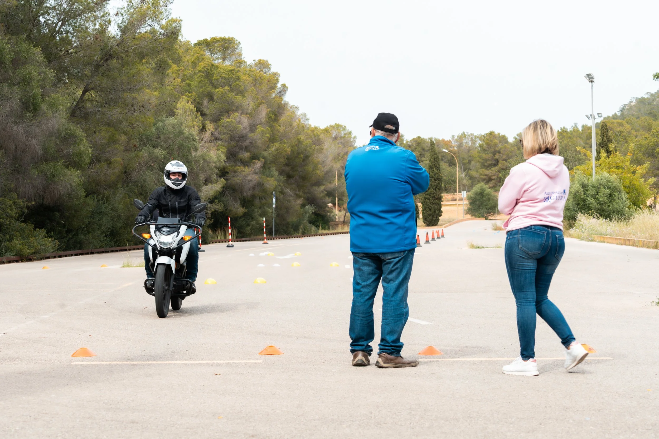 ¿Cuántas clases de media se necesitan para sacarse el carnet de conducir en España?