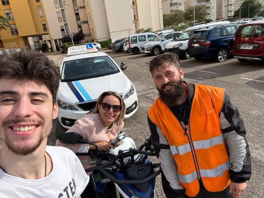 Cuatro personas sonriendo para una selfie en un estacionamiento, en el fondo hay un coche de pago con una señal de 'L' y la palabra 'Paguera'.