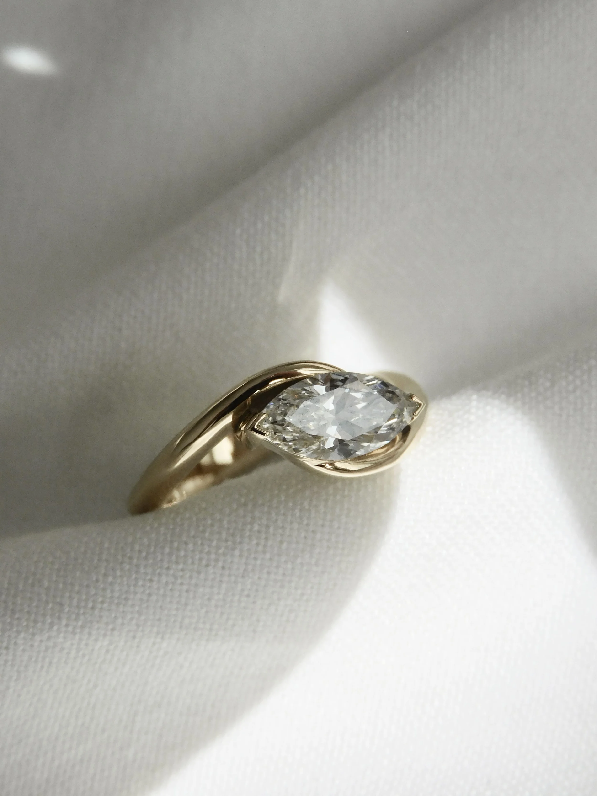 Bague de fiançailles sur mesure en or jaune 750 et diamant navette de 2 carats