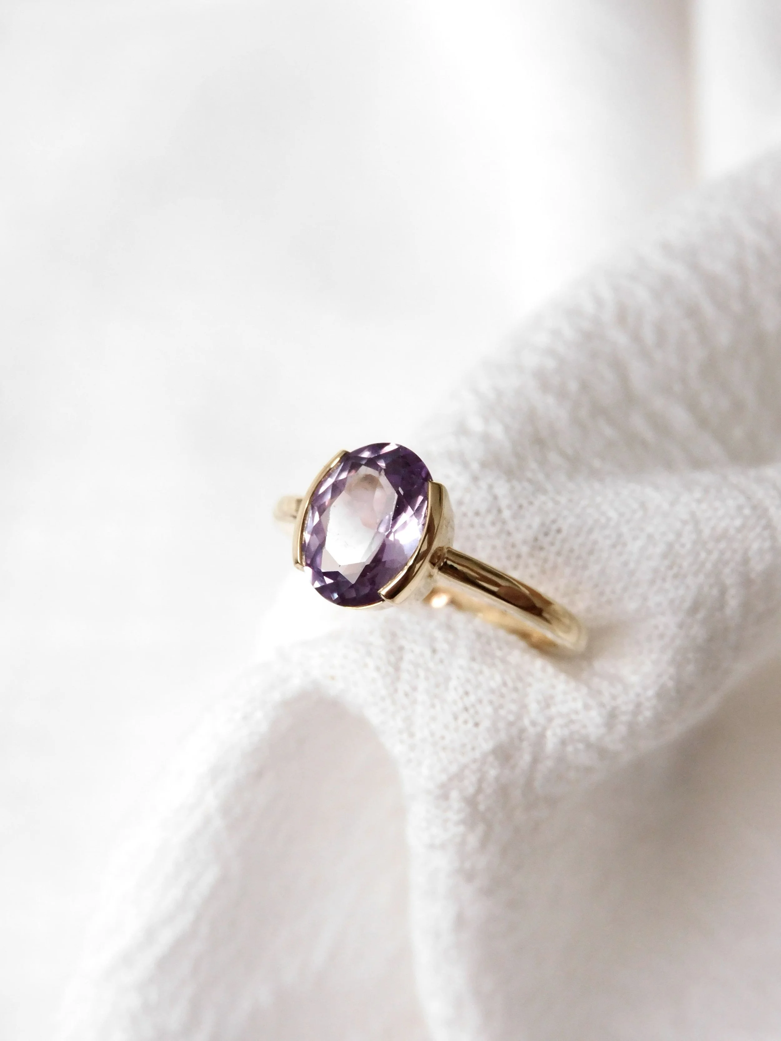 Bague fabriquée sur mesure en or jaune 750 et améthyste ovale