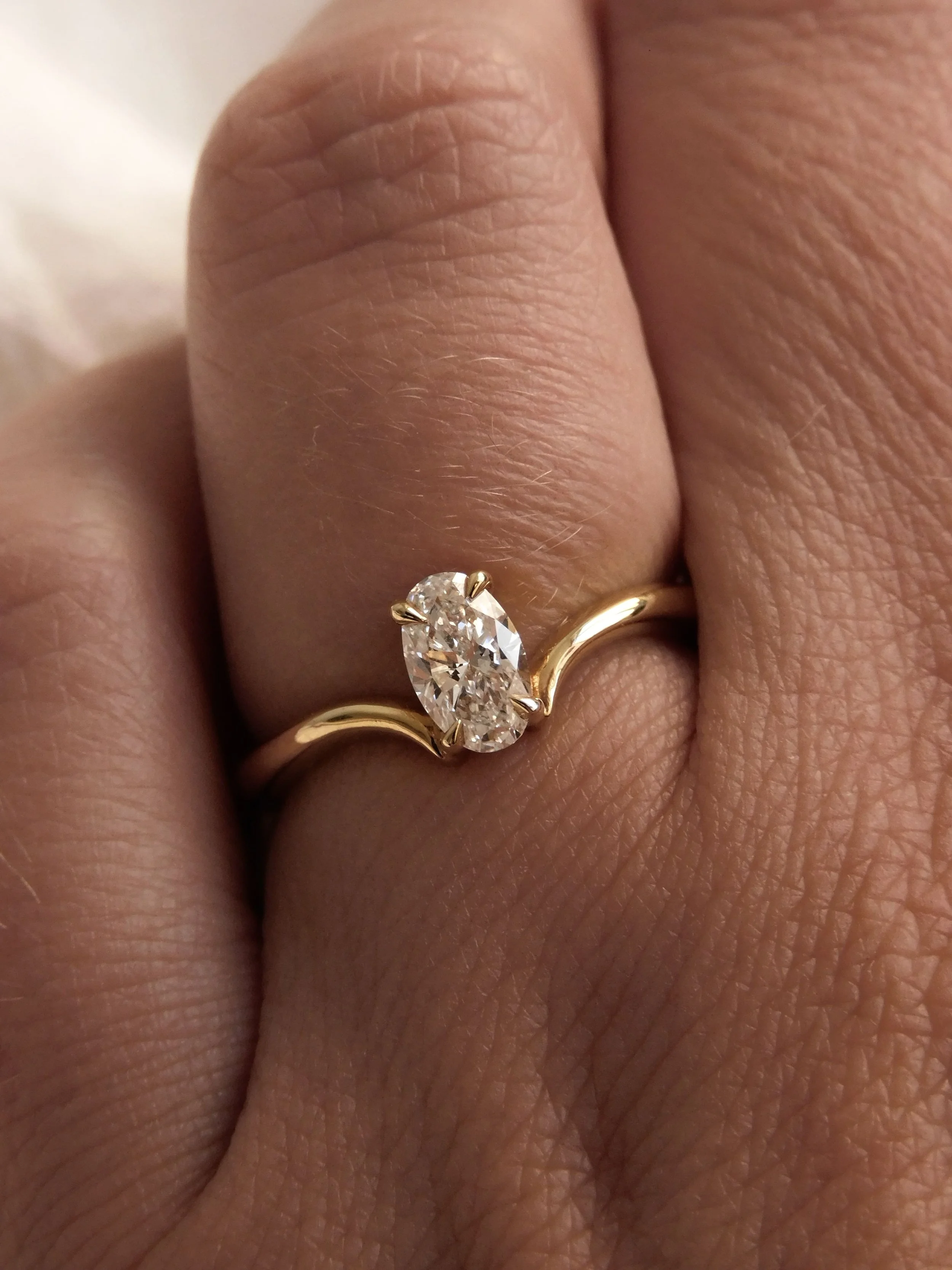 Bague de fiançailles sur mesure en or jaune 750 et diamant ovale