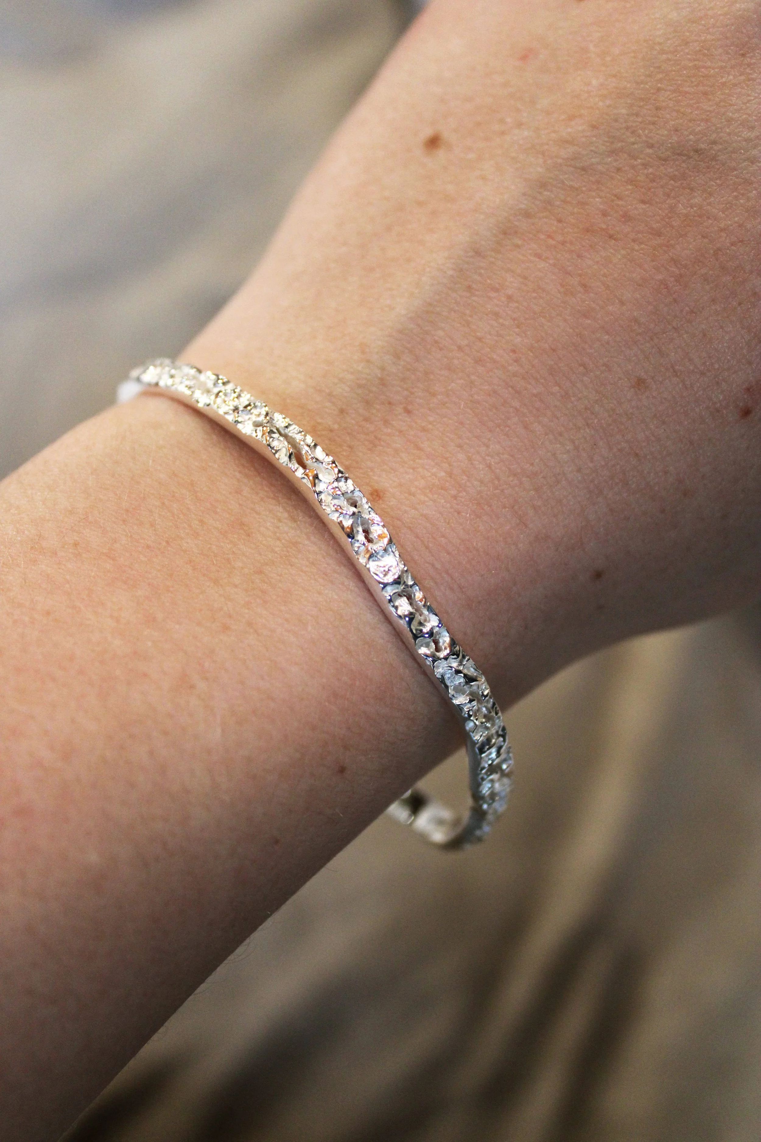 bracelet argent 925 martelée sur un poignet de femme