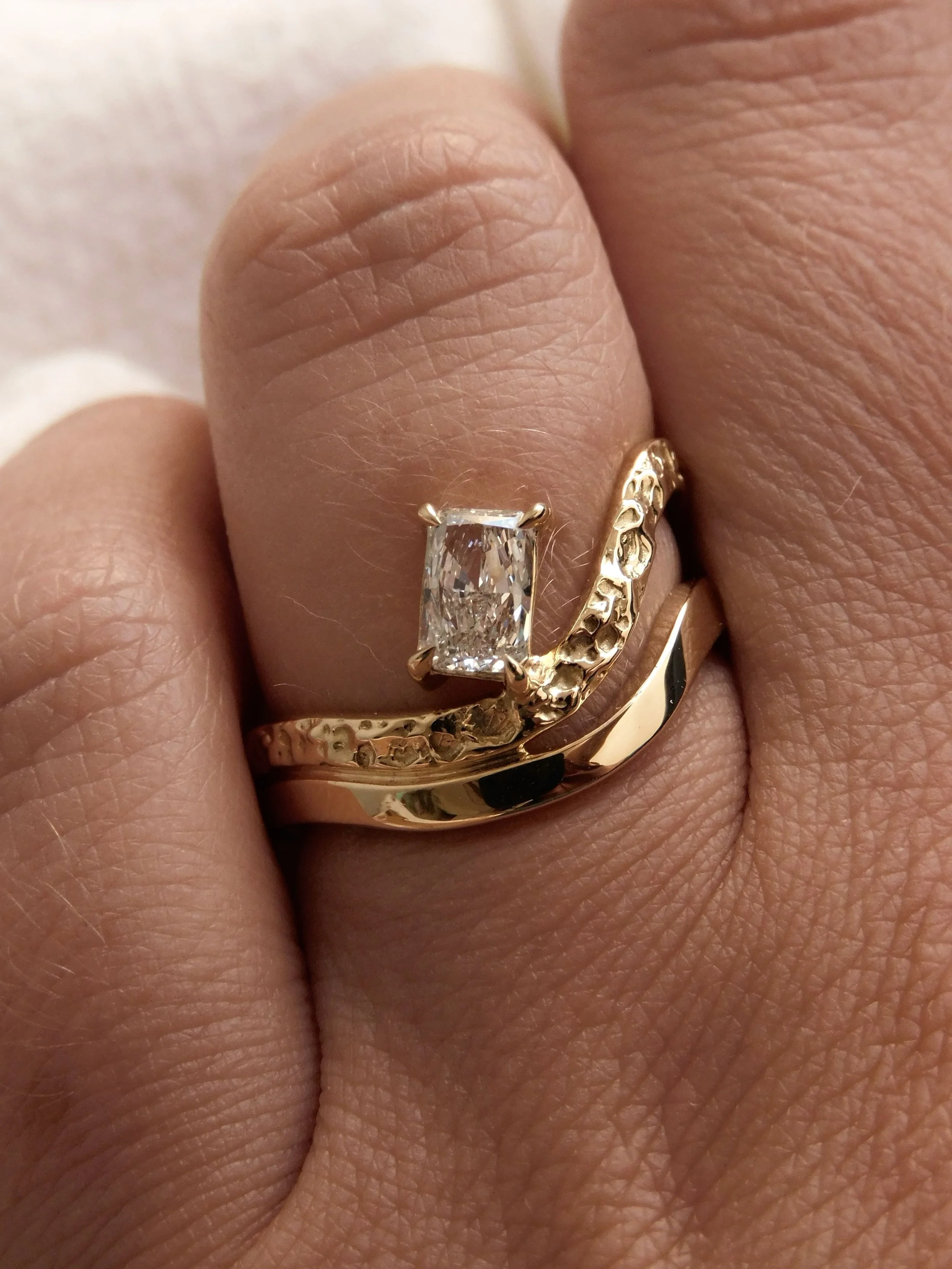 Bague de fiançailles originale fabriquée sur mesure en or jaune 750 et diamant taille radiant