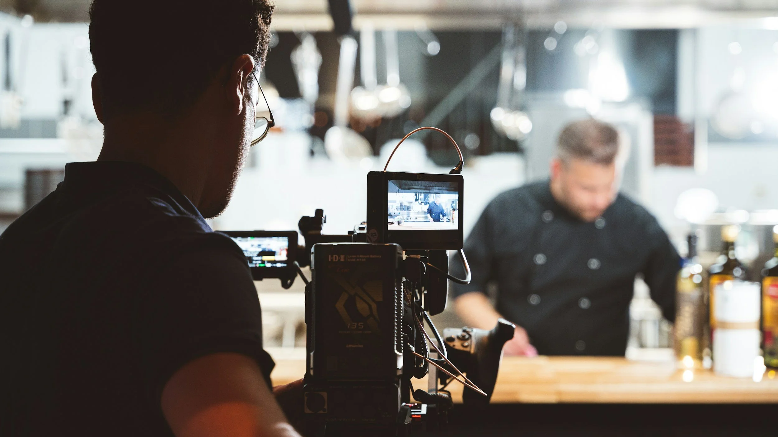 Photo prise par Dreamer's Table avec un chef cuisinier dans une cuisine moderne à Lausanne, Fribourg, Zurich et Zoug