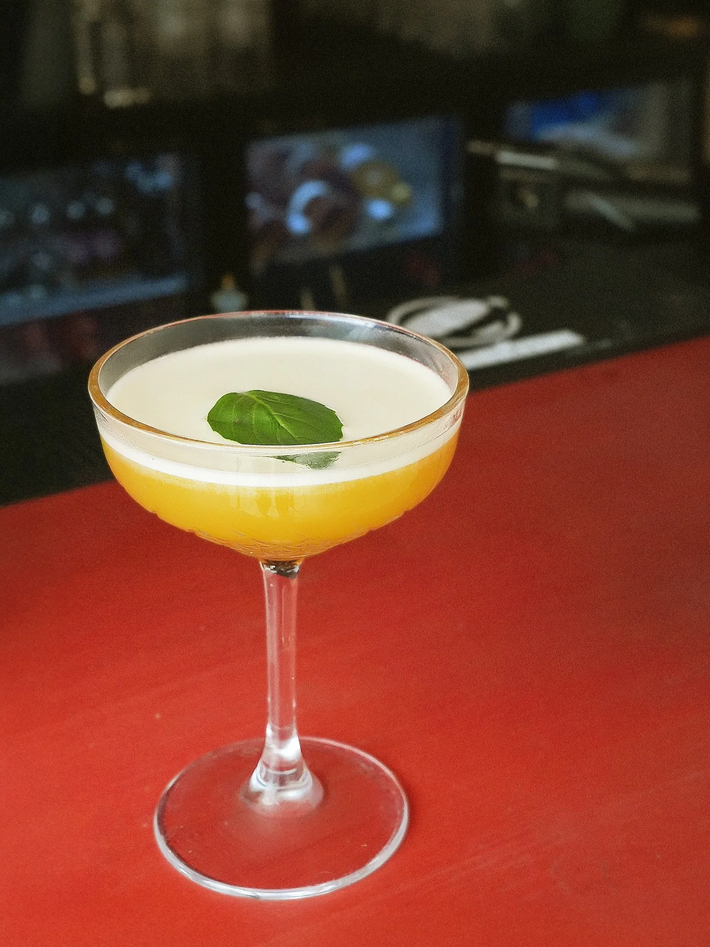 Un cocktail qui a d&eacute;j&agrave; toute une histoire&hellip; 🍸
Voici l&rsquo;Al Capone, la cr&eacute;ation signature de @bertrand_tessier au @lausanne.cocktail.club .
&Agrave; base de rhum et de quelques secrets bien gard&eacute;s, c&rsquo;est LE