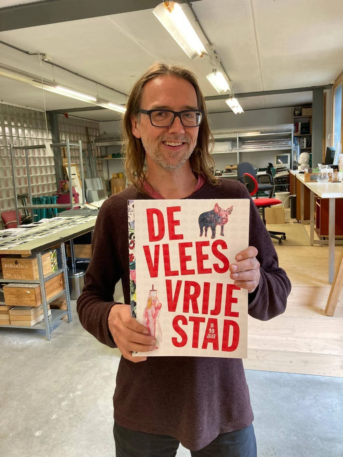 Het boek is af (in handen van Mark Schalken).jpeg