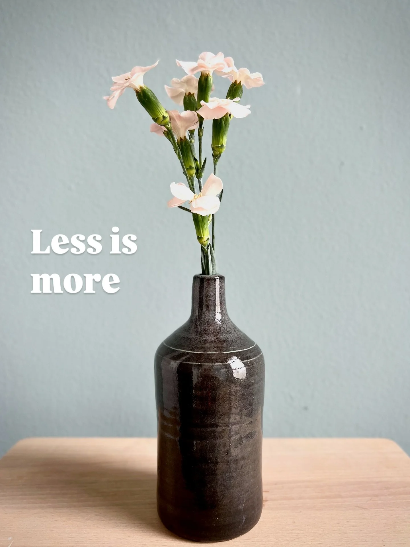 Less is more, don&rsquo;t you think? 
I think simplicity speaks louder. This little black vase is handmade with love and now available in my Etsy shop 🖤
.
.
.
.
.
.
.
.
#etsyseller #etsyfavorites #etsymaker #shophandmade #supportsmallbusiness #potte