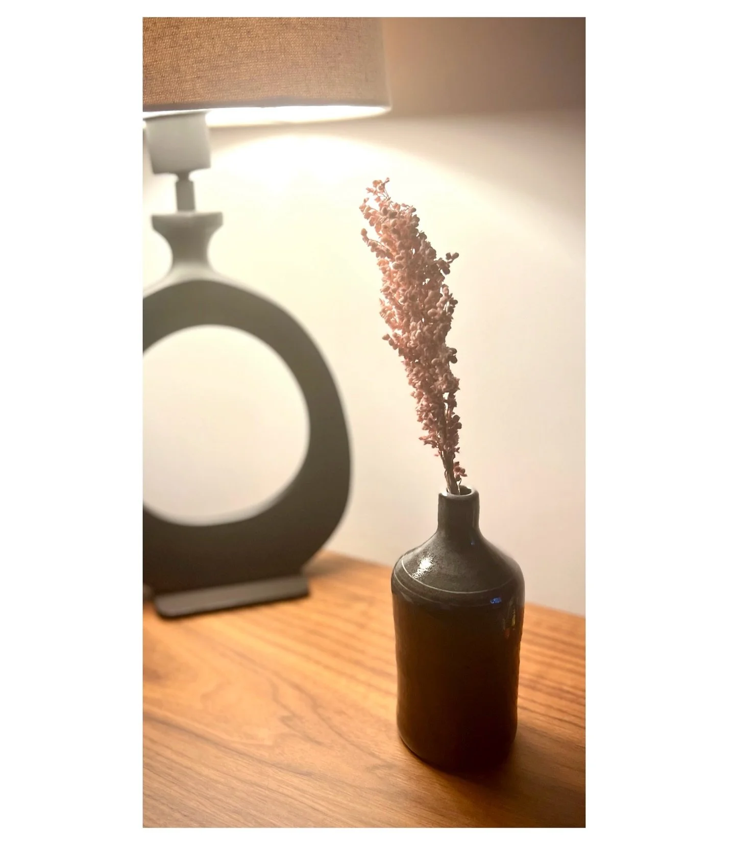 Just a few favorites sitting on my shelves 🖤.
.
.
.
.
.
.
.
.
#ceramics #pottery #ceramicstudio #handmadeceramics #wheelthrown #ceramicart #stoneware