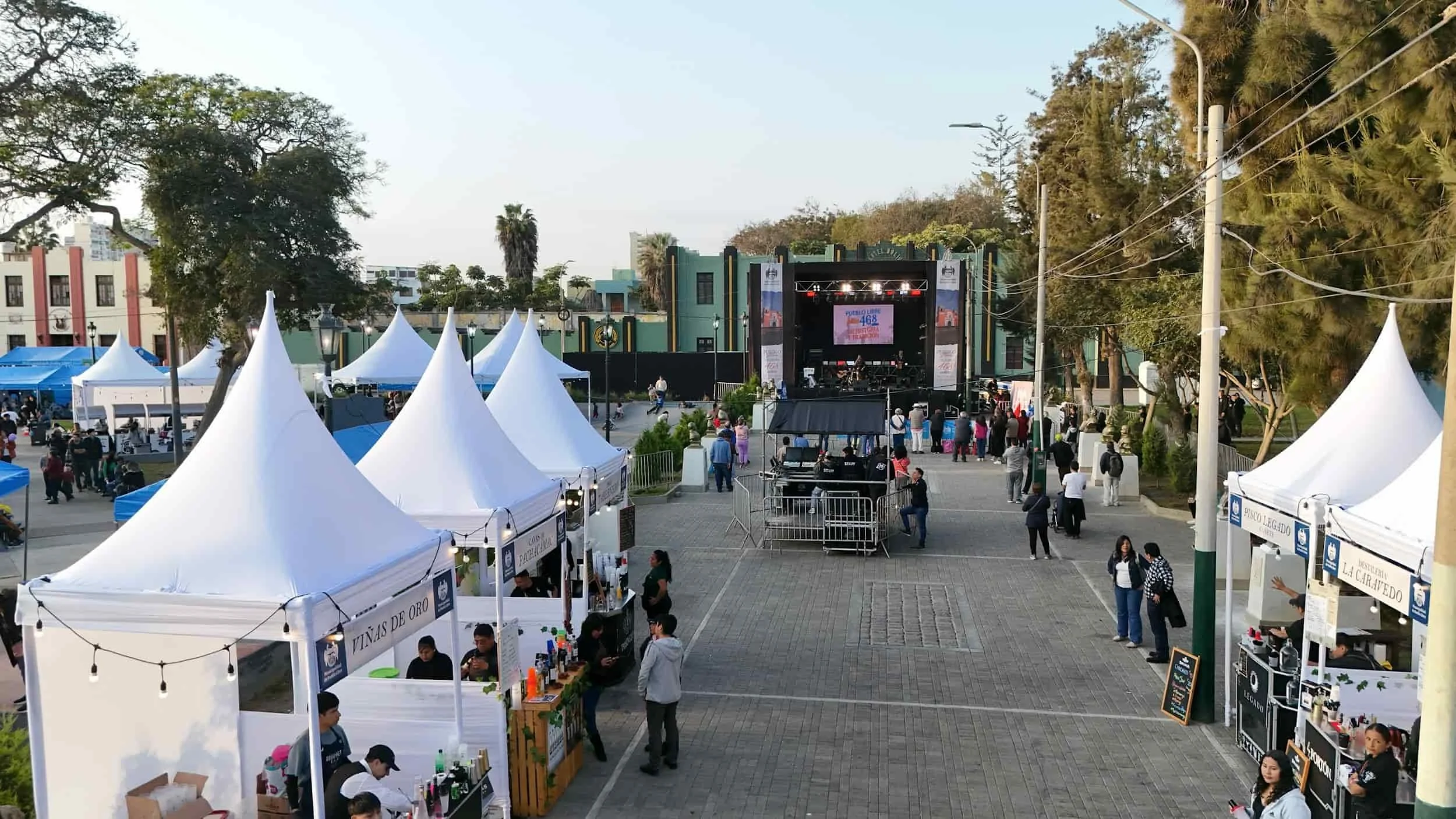Fête en plein air avec plusieurs stands avec tentes blanches, foires, photobooth , borne photo reims