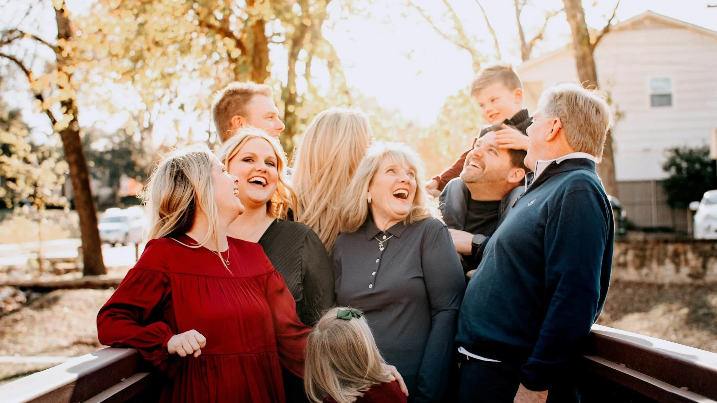 Famille qui rit en extérieur, animation borne photo Sacre Event à Reims pour capturer des moments naturels et souvenirs inoubliables.