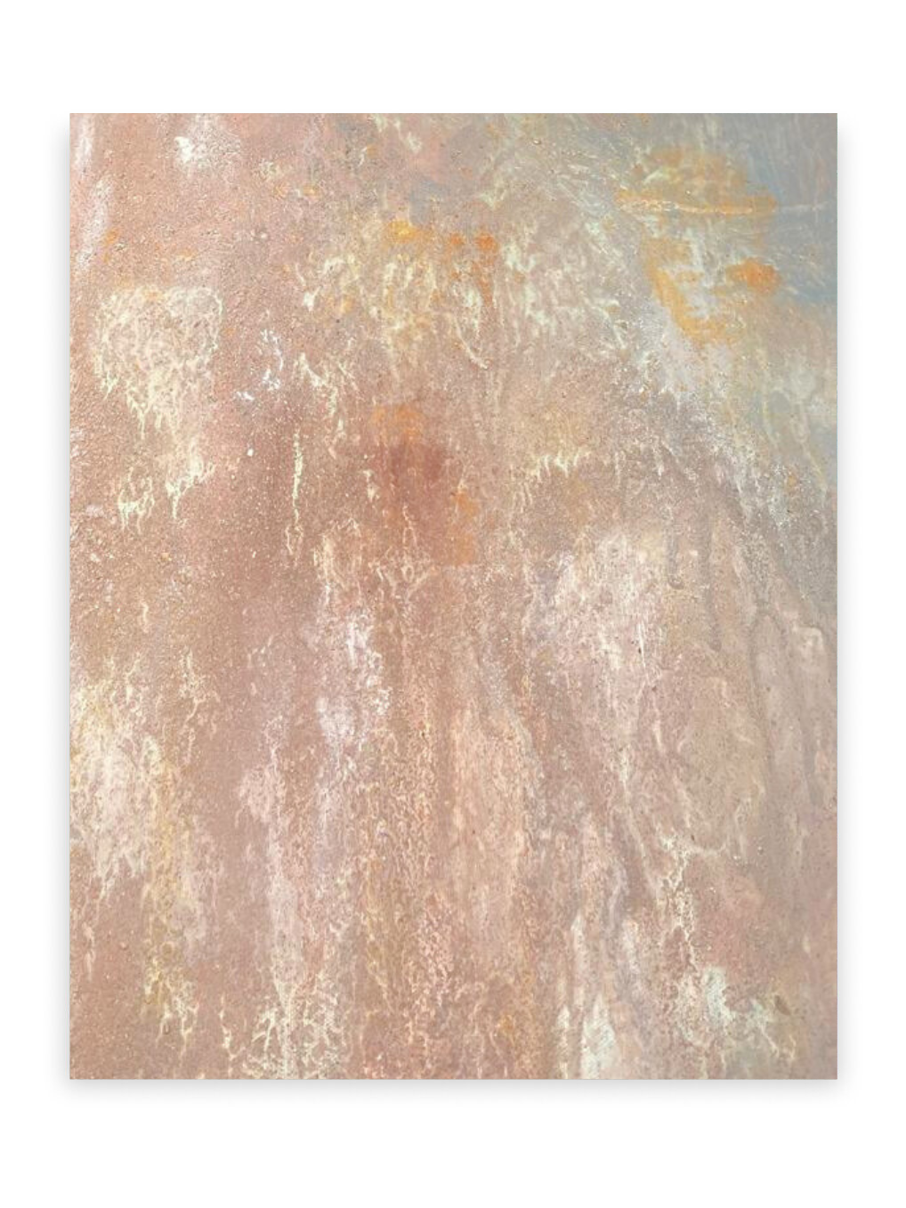 Verwitterte Wand mit mehrfarbigen Flecken in Pastelltönen.