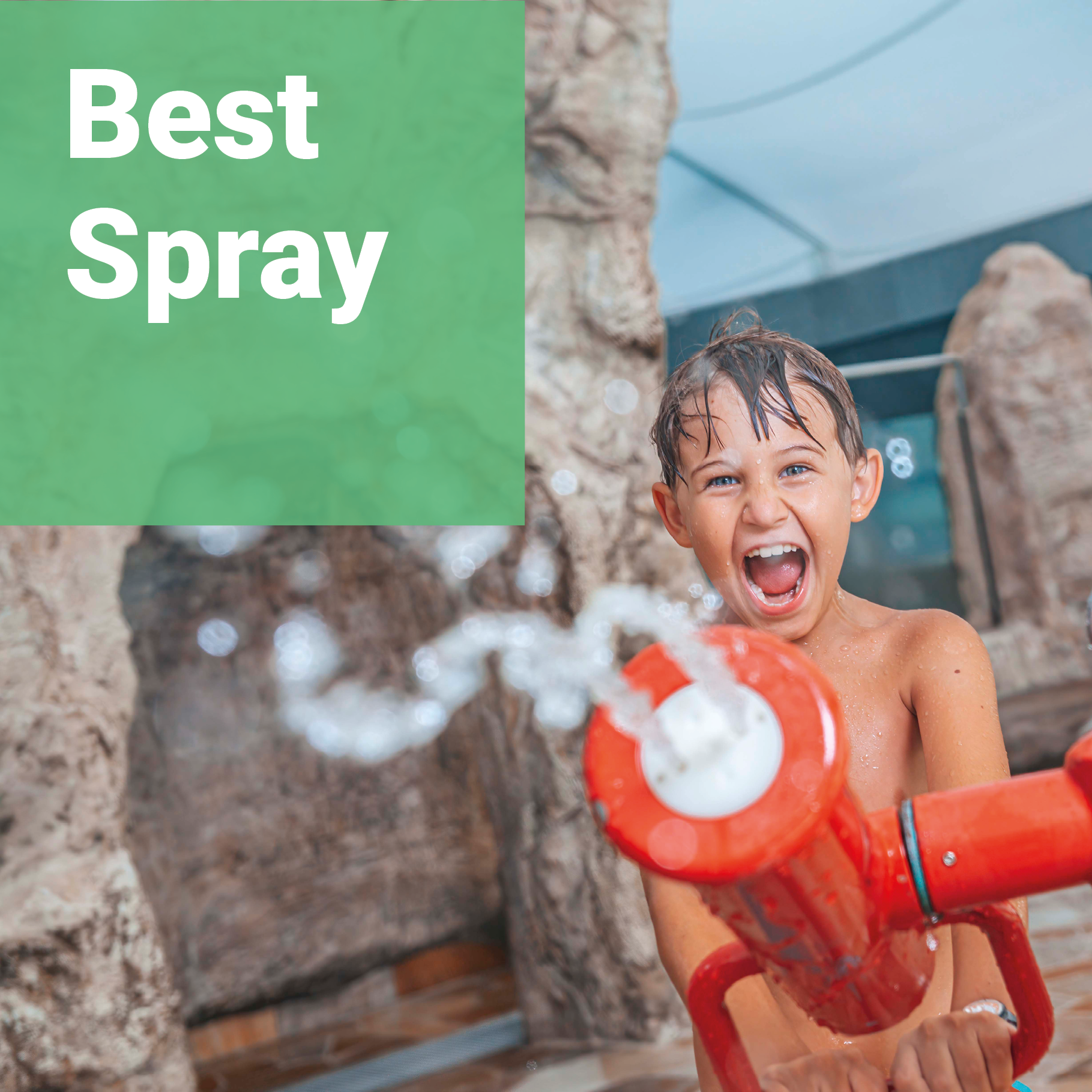 Ein lachendes Kind mit nassem Haar, das einen Wasser-Sprühgerät benutzt, im Wasserpark mit felsenartigen Strukturen im Hintergrund, und ein grünes Overlay mit weißen Text "Best Spray".