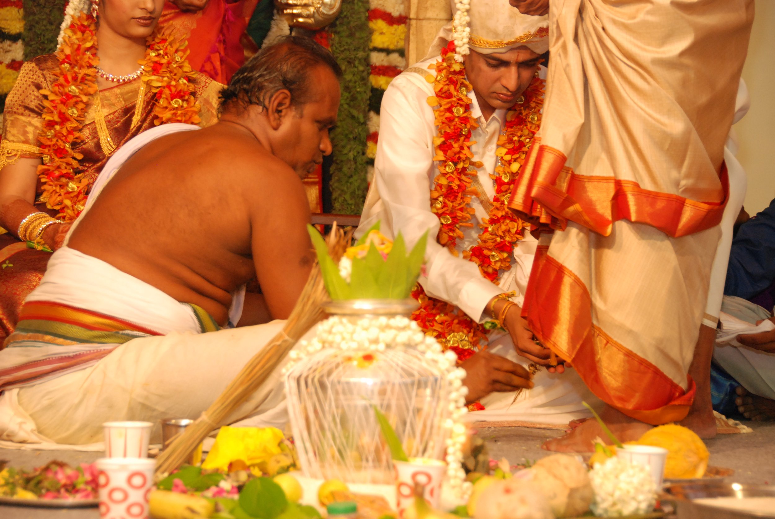 Wedding of Pri, Tiruchirappalli-India: touching the feet of the parents
